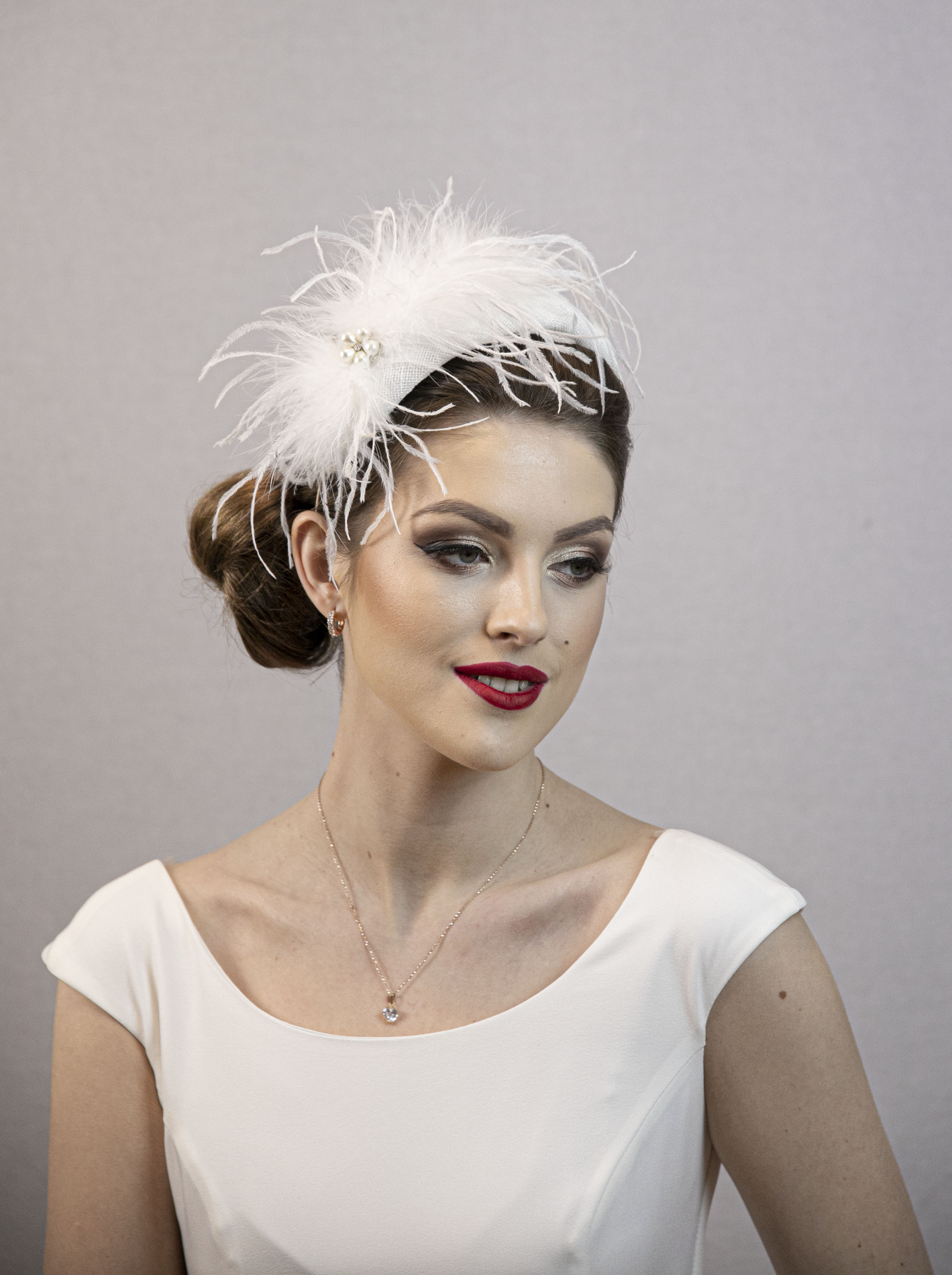 Feather hat for the bride. Wedding fascinator.