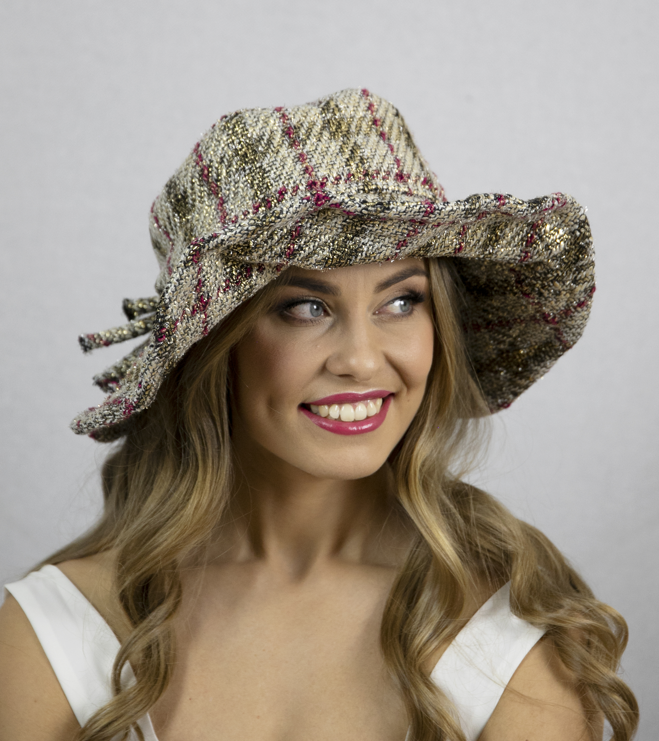 Glamorous casual wide brim designer hat with playful brim. - Image 3
