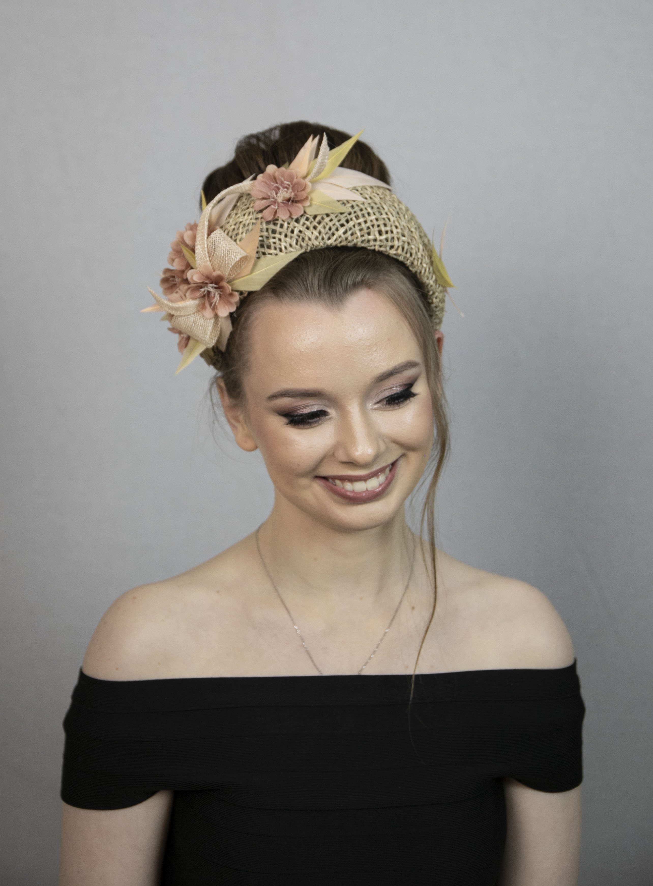 Wide headband hat in nature colors