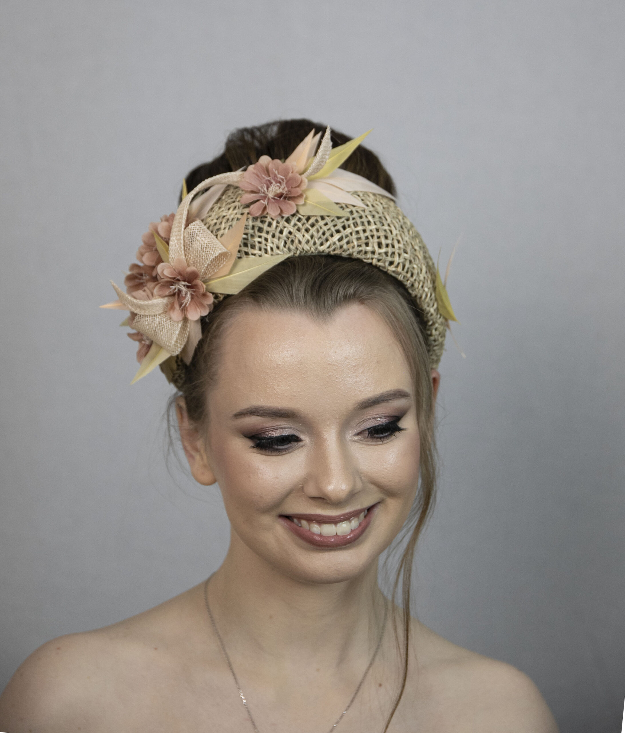 Wide headband hat in nature colors - Image 4