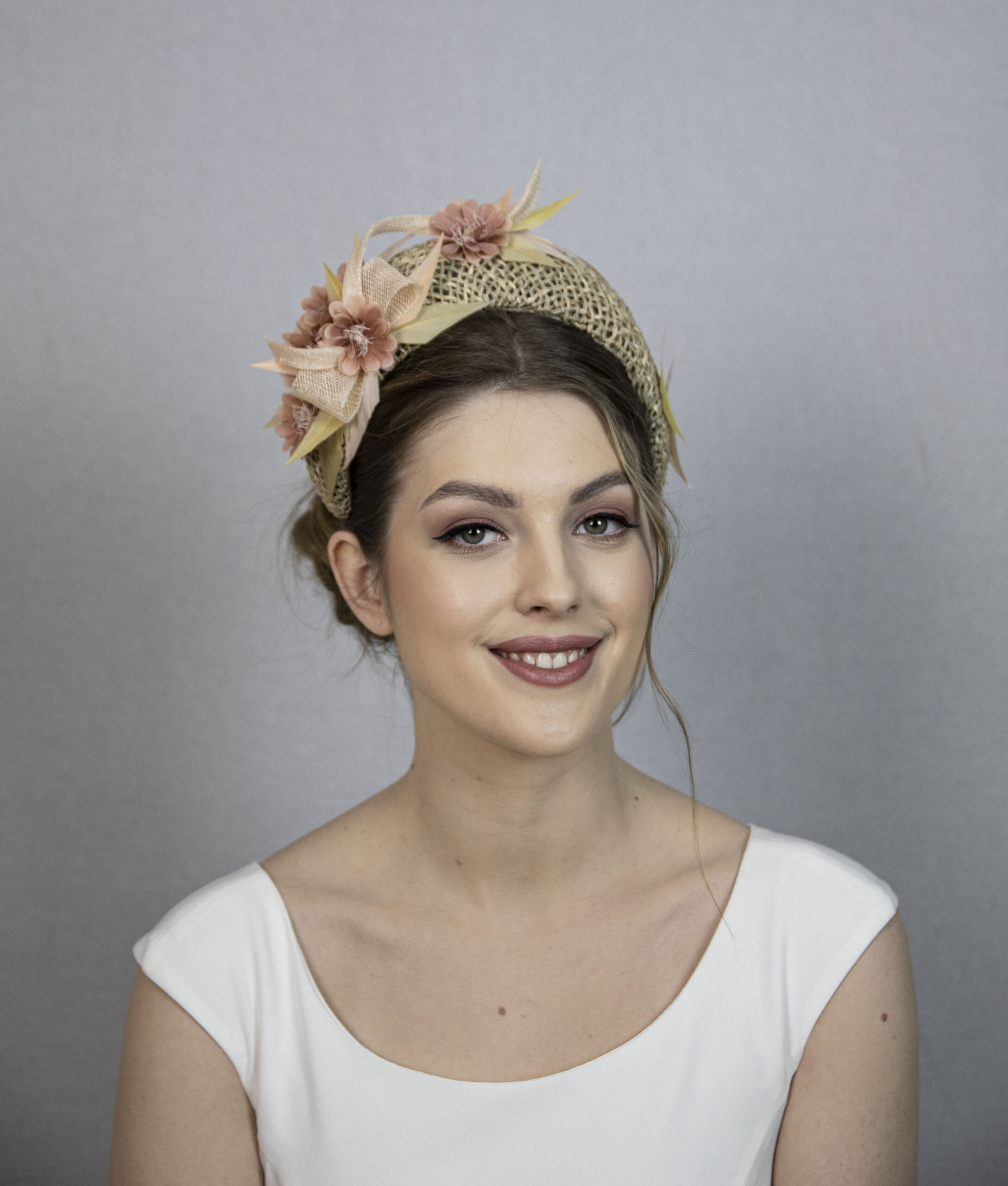 Wide headband hat in nature colors - Image 2