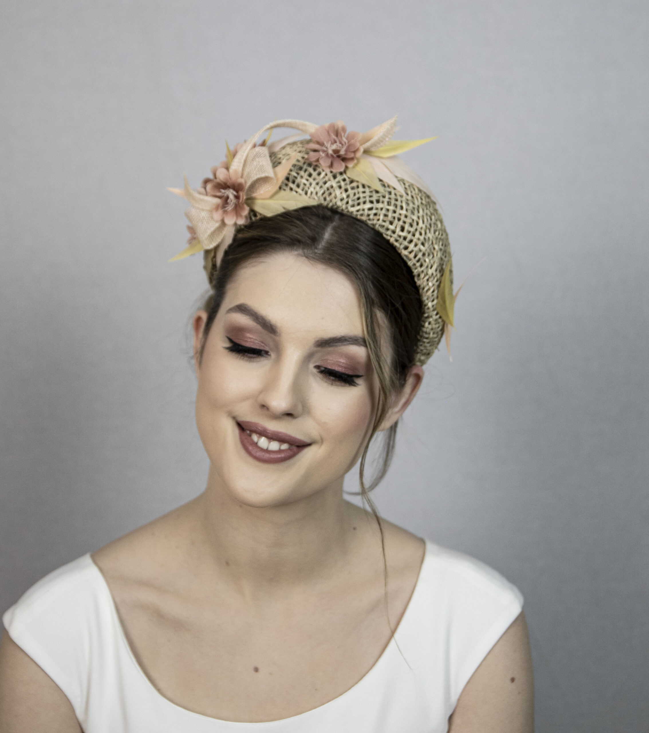 Wide headband hat in nature colors - Image 5