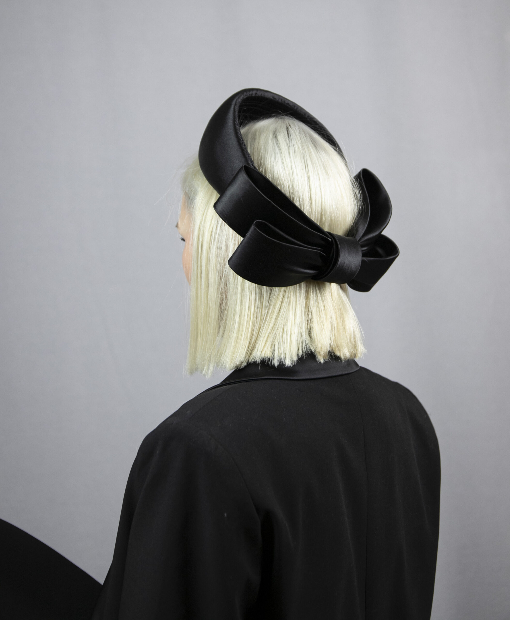 Black trendy designer headband hat. - Image 3