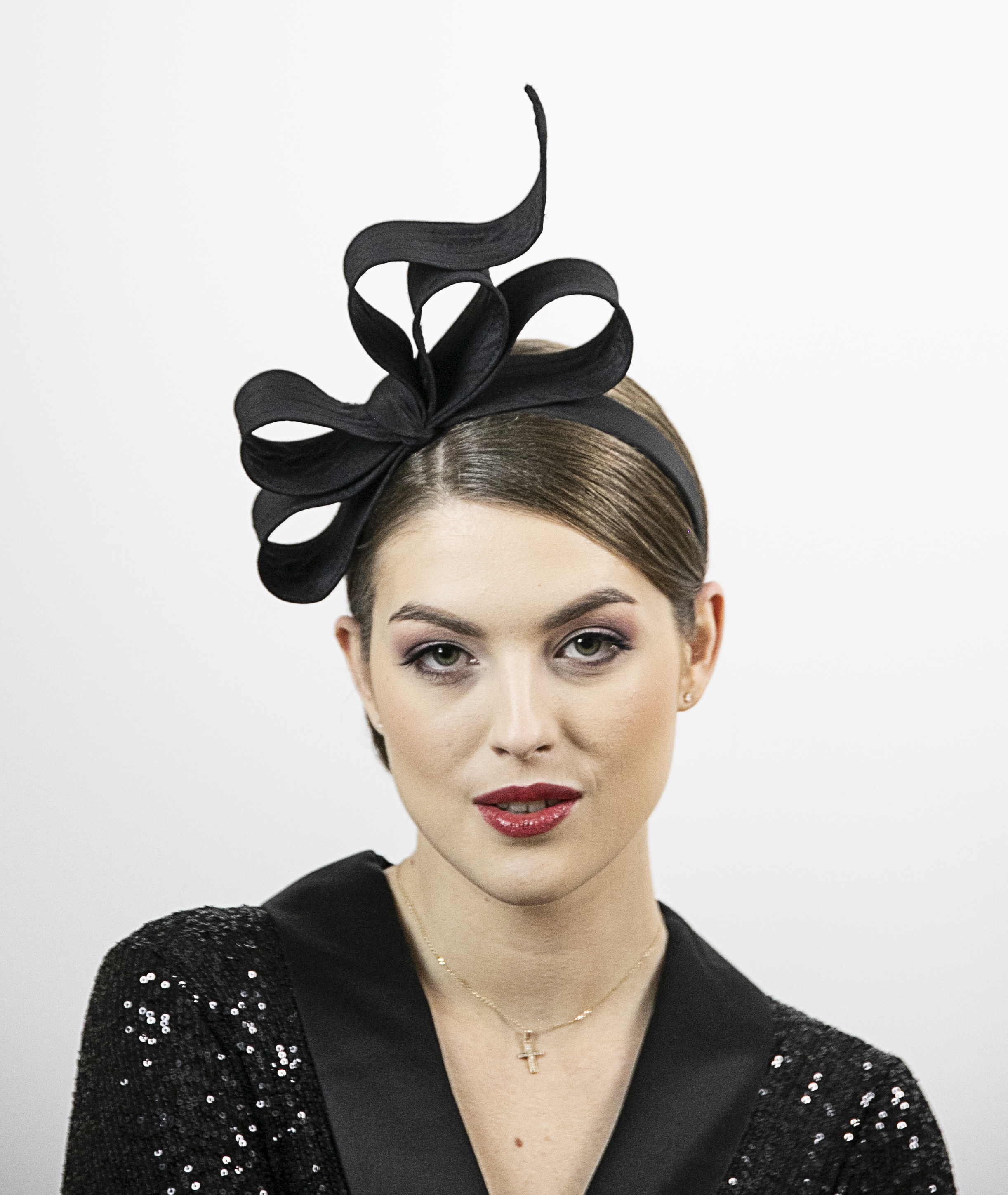 Black statement fascinator.