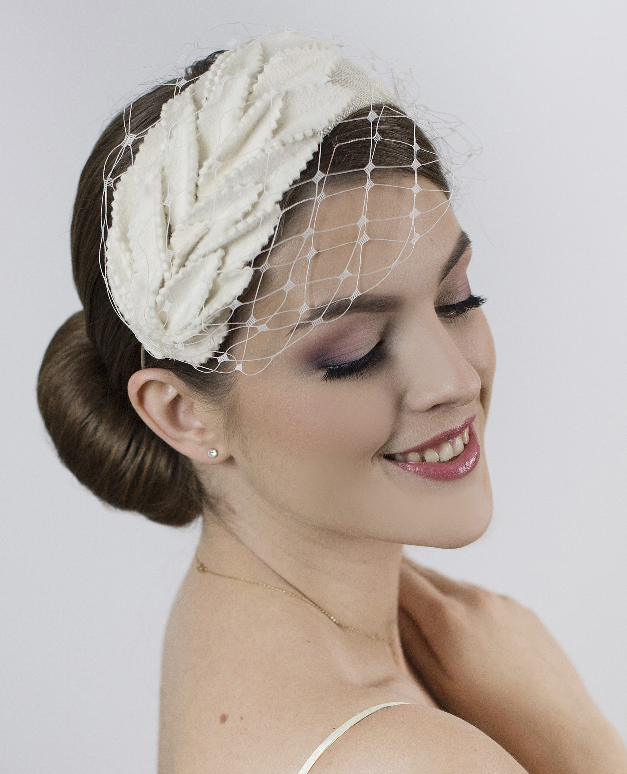 Ivory white bridal hat with net. Wedding fascinator hat. - Image 5