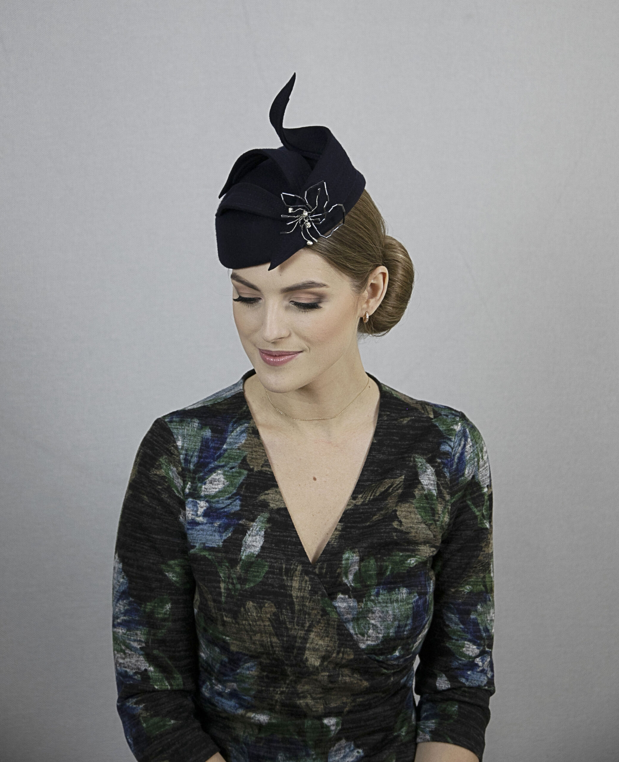Navy blue pillbox hat from felt - Image 4
