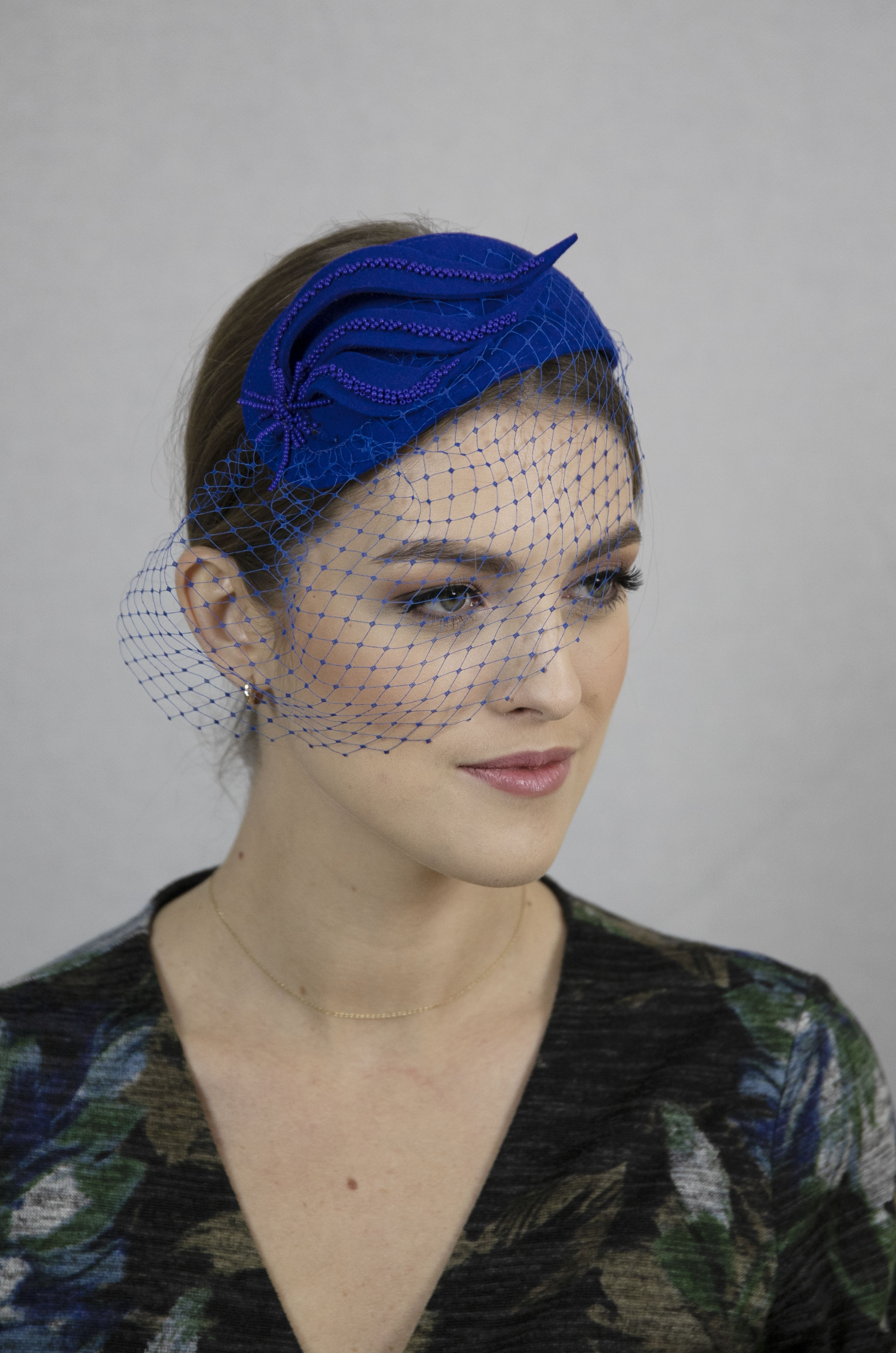 Royal blue fascinator hat with net. - Image 3