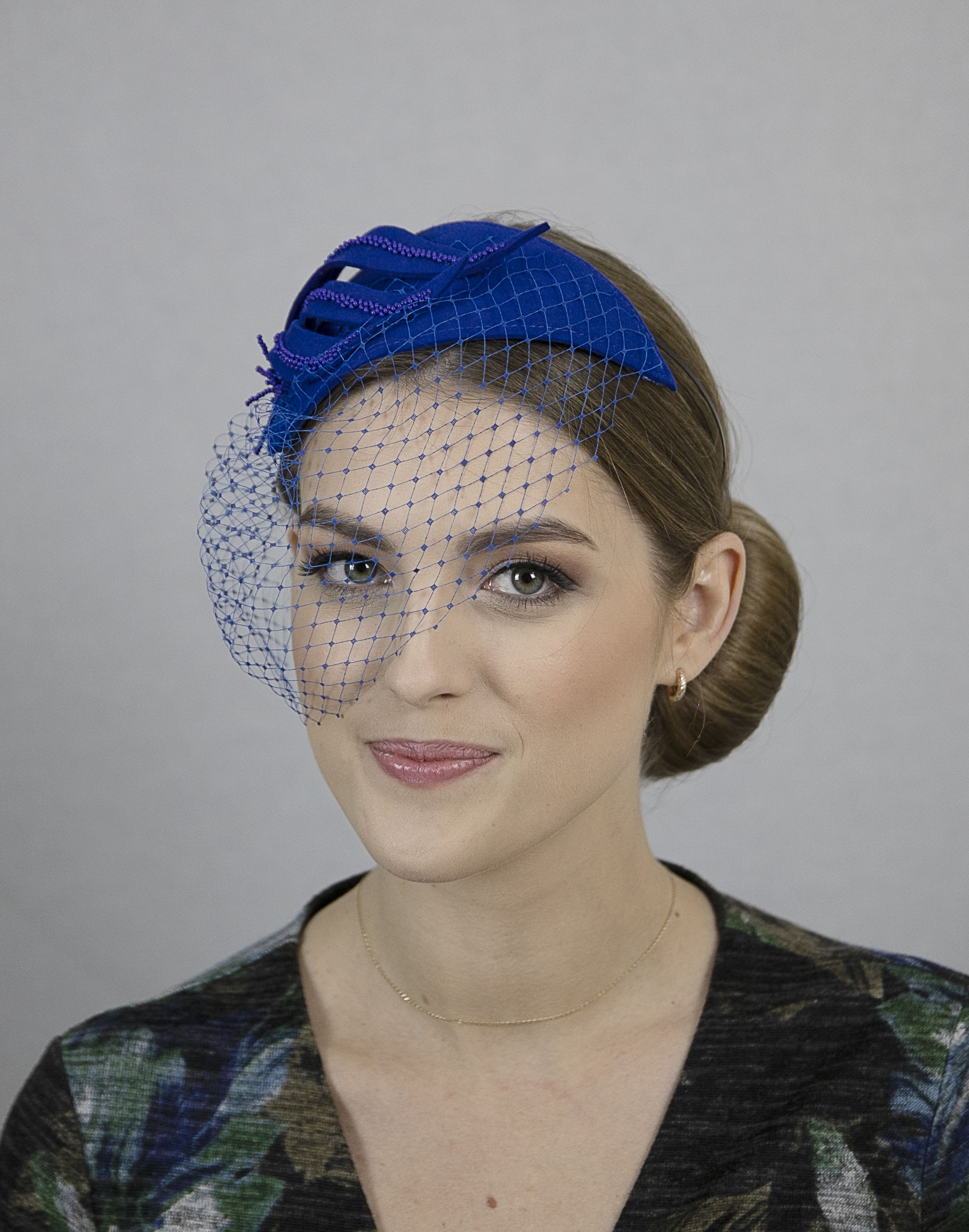 Royal blue fascinator hat with net. - Image 5