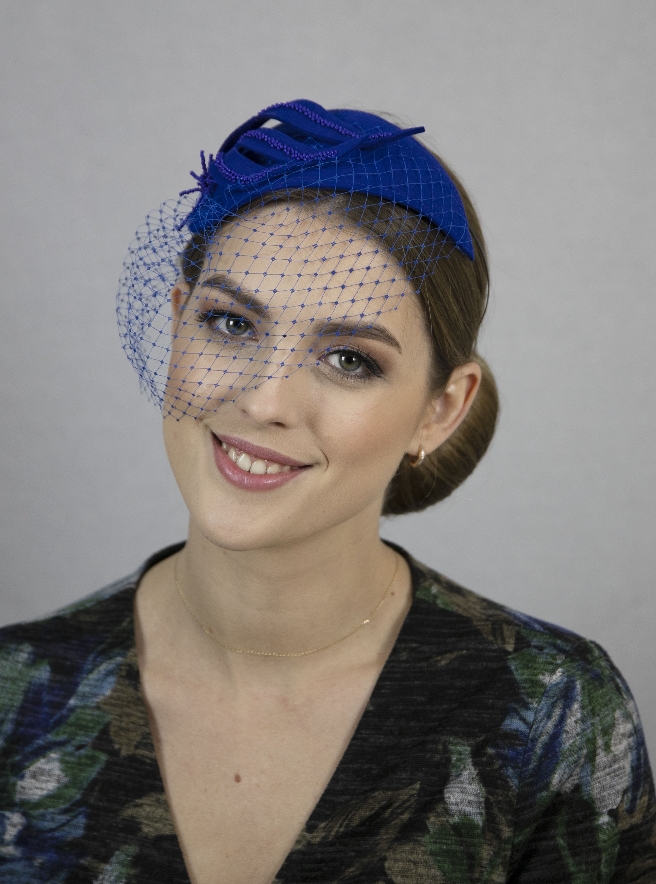 Royal blue fascinator hat with net. - Image 2