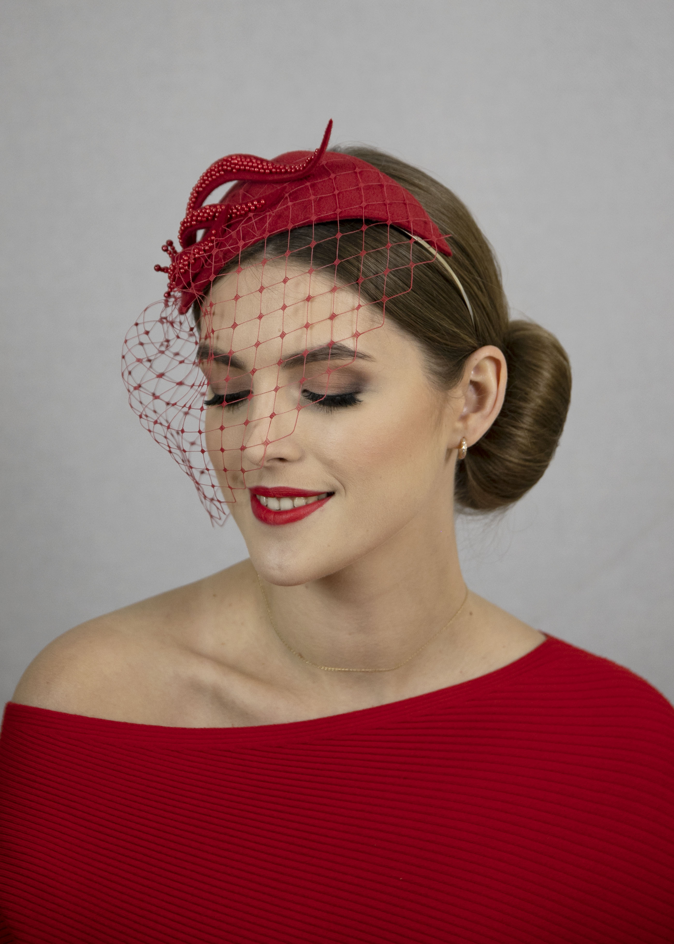 Red fascinator hat with short net. - Image 3
