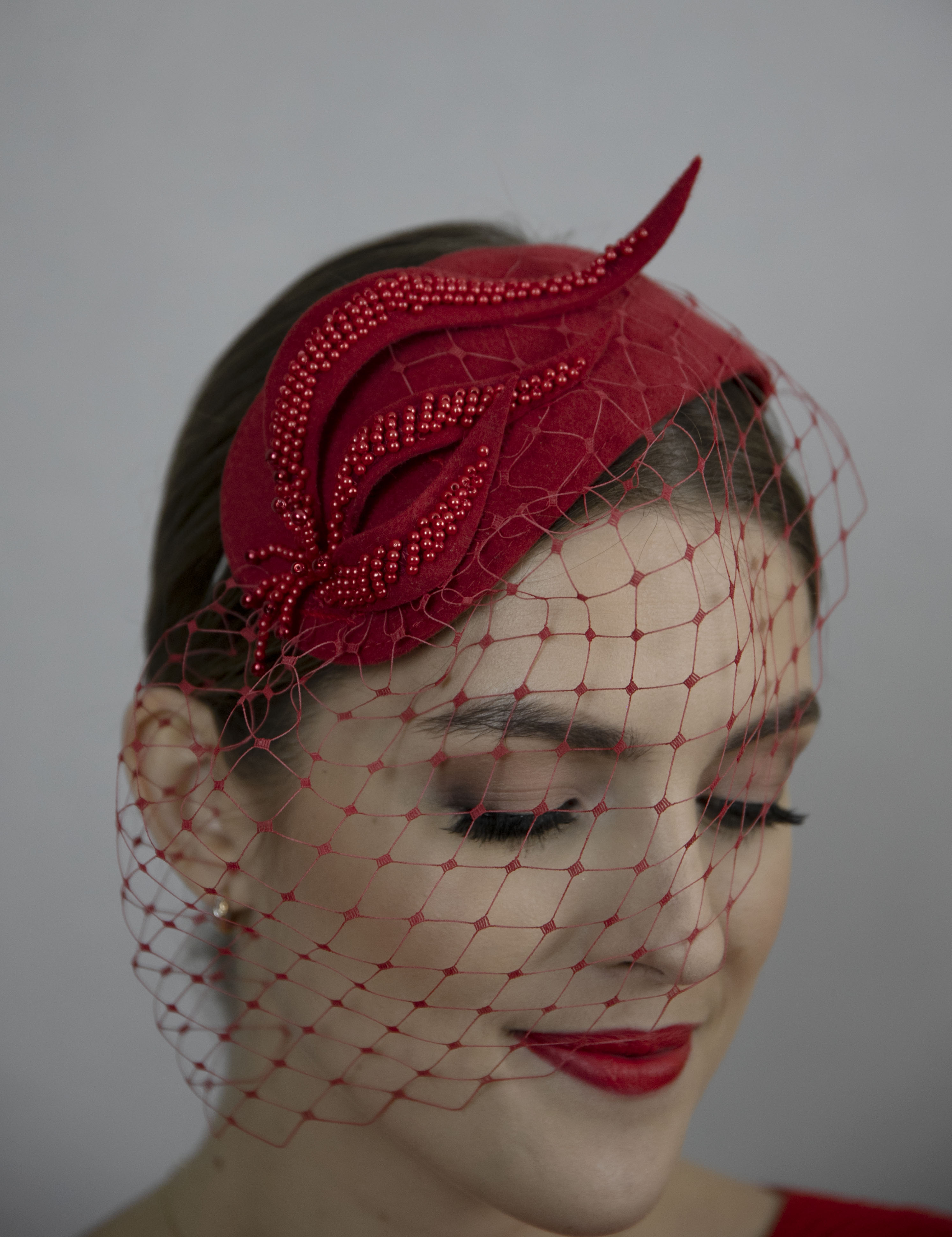 Red fascinator hat with short net. - Image 4