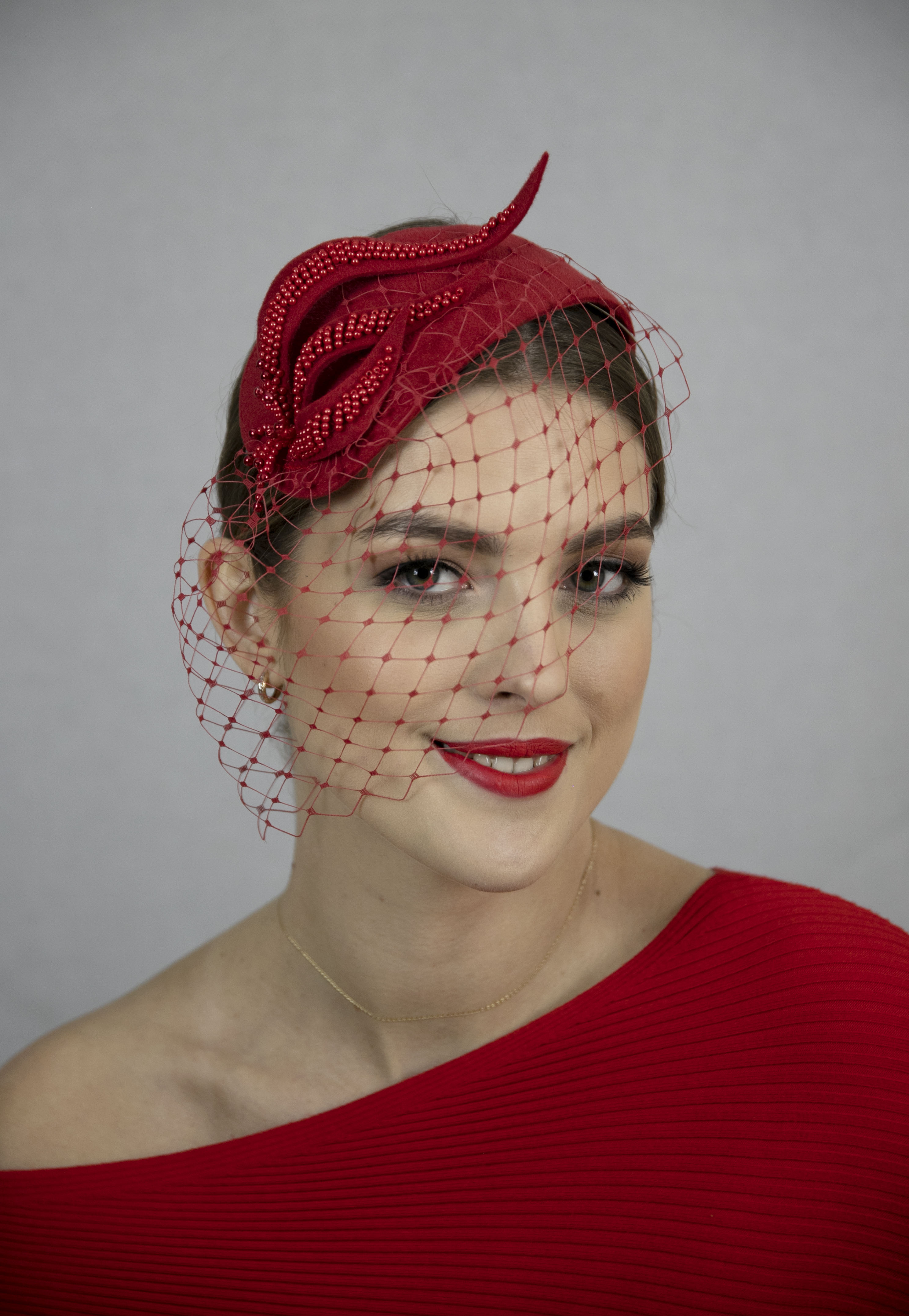 Red fascinator hat with short net. - Image 5
